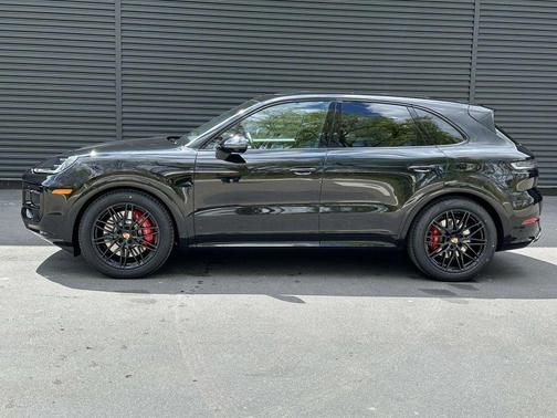 Chromite Black Metallic 2026 Porsche Cayenne GTS