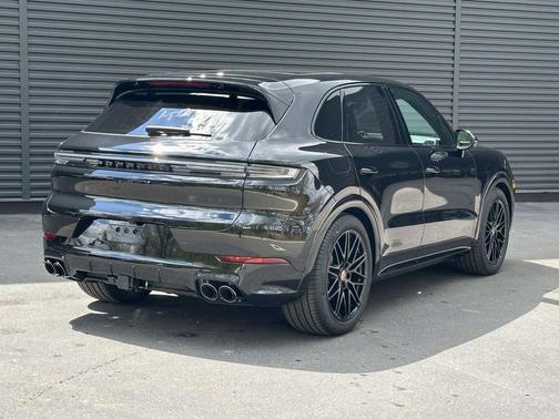 Chromite Black Metallic 2026 Porsche Cayenne GTS