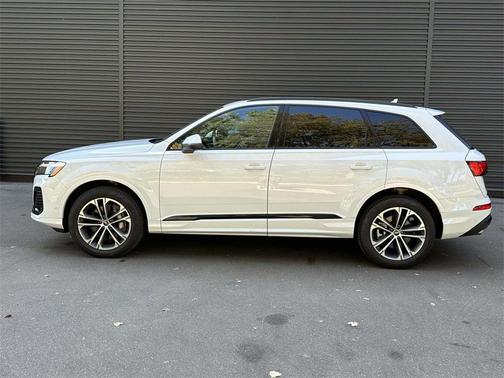 2025 Audi Q7 45 Premium Plus