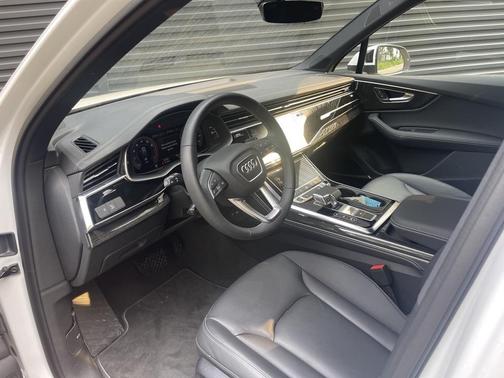 2025 Audi Q7 45 Premium Plus