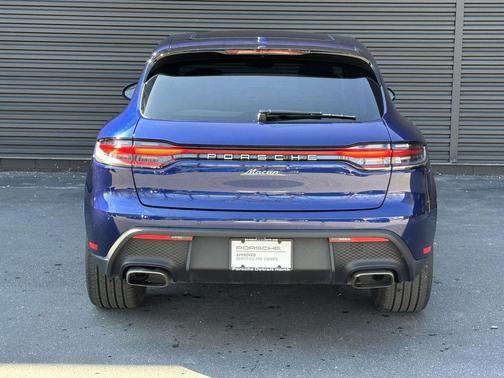 Gentian Blue Metallic 2026 Porsche Macan Macan