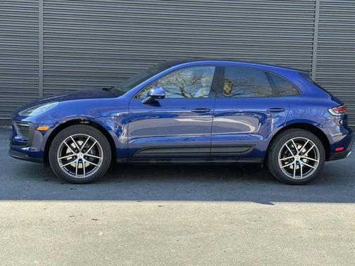 Gentian Blue Metallic 2026 Porsche Macan Macan