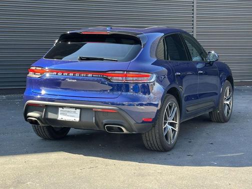 Gentian Blue Metallic 2026 Porsche Macan Macan