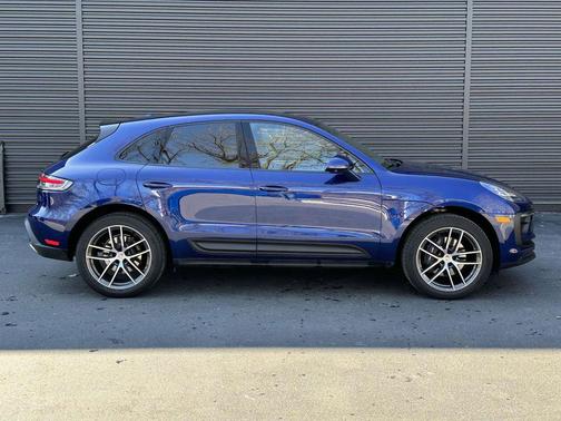 Gentian Blue Metallic 2026 Porsche Macan Macan