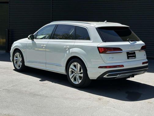 Glacier White Metallic 2021 Audi Q7 55 Prestige