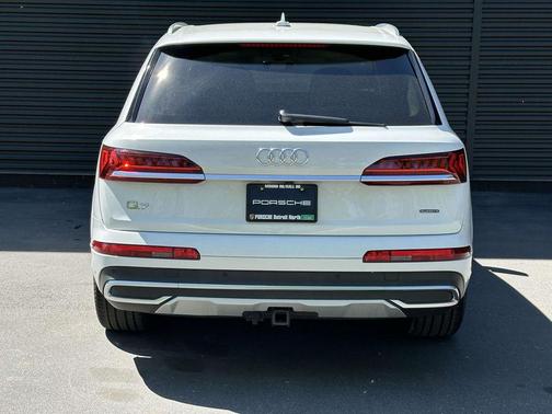 Glacier White Metallic 2021 Audi Q7 55 Prestige