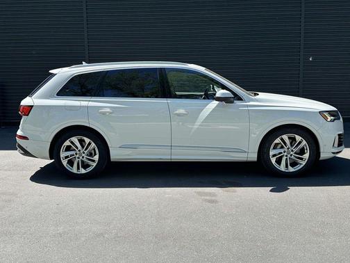 Glacier White Metallic 2021 Audi Q7 55 Prestige