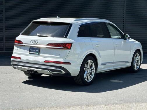 Glacier White Metallic 2021 Audi Q7 55 Prestige