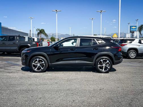 Mosaic Black Metallic 2026 Chevrolet Trax FWD 1RS
