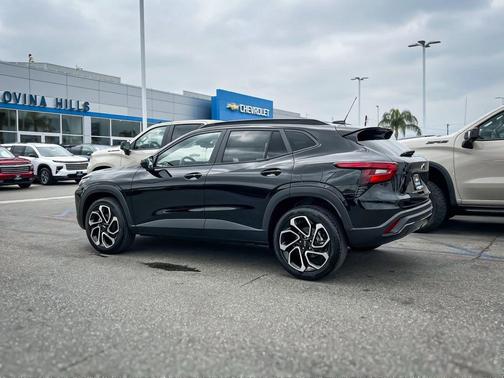 Mosaic Black Metallic 2026 Chevrolet Trax FWD 2RS