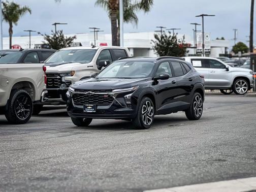 Mosaic Black Metallic 2026 Chevrolet Trax FWD 2RS