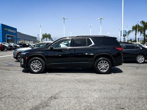 Mosaic Black Metallic 2023 Chevrolet Traverse LT Cloth