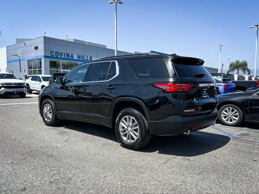 Mosaic Black Metallic 2023 Chevrolet Traverse LT Cloth