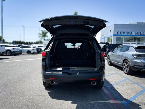 Mosaic Black Metallic 2023 Chevrolet Traverse LT Cloth