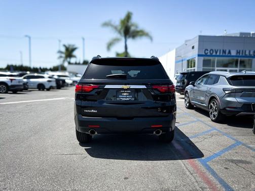 Mosaic Black Metallic 2023 Chevrolet Traverse LT Cloth