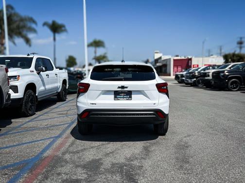 Summit White 2026 Chevrolet Trax LT