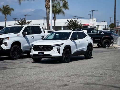 Summit White 2026 Chevrolet Trax LT