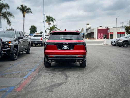 Radiant Red Tintcoat 2026 Chevrolet Traverse RS