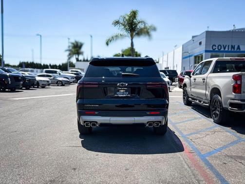 Black Metallic 2026 Chevrolet Traverse LT