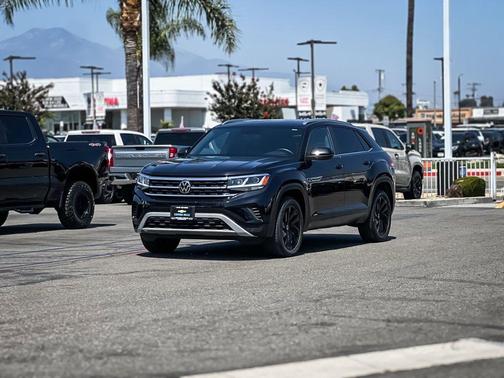 Deep Black 2023 Volkswagen Atlas Cross Sport 3.6L V6 SE w/Technology
