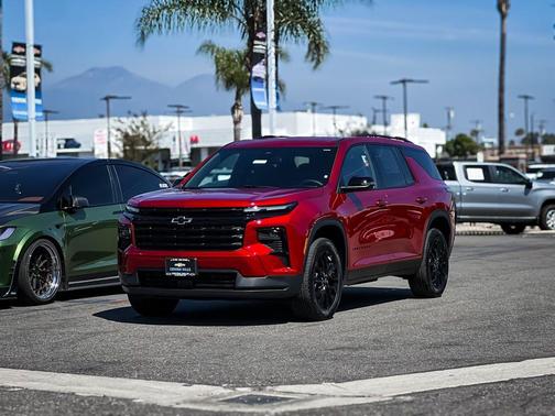 Radiant Red Tintcoat 2026 Chevrolet Traverse LT