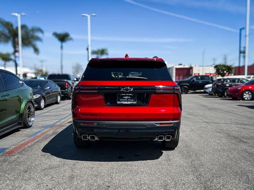 Radiant Red Tintcoat 2026 Chevrolet Traverse LT
