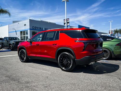 Radiant Red Tintcoat 2026 Chevrolet Traverse LT