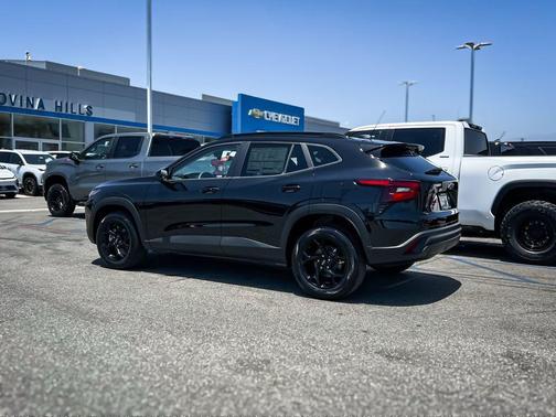 Mosaic Black Metallic 2026 Chevrolet Trax LT