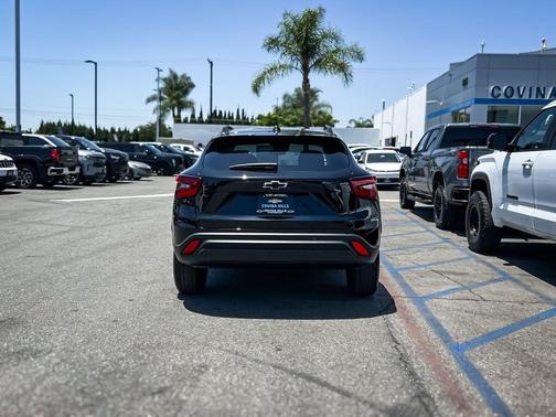 Mosaic Black Metallic 2026 Chevrolet Trax LT