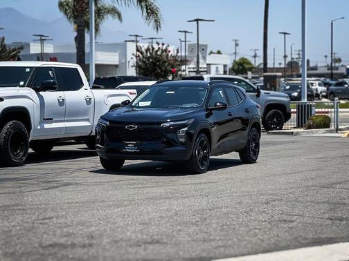 Mosaic Black Metallic 2026 Chevrolet Trax LT