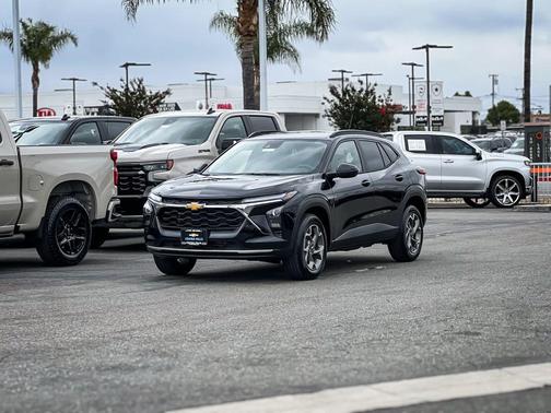 Mosaic Black Metallic 2026 Chevrolet Trax LT