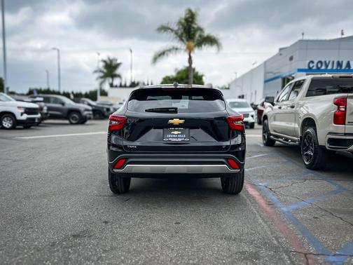 Mosaic Black Metallic 2026 Chevrolet Trax LT