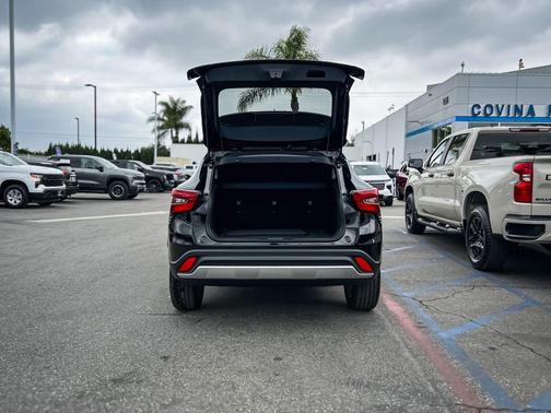 Mosaic Black Metallic 2026 Chevrolet Trax LT
