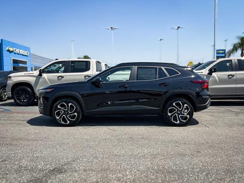 Mosaic Black Metallic 2026 Chevrolet Trax FWD 2RS