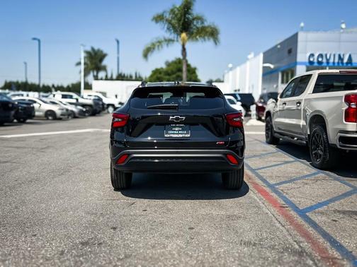 Mosaic Black Metallic 2026 Chevrolet Trax FWD 2RS