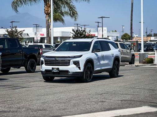 Polar White Tricoat 2026 Chevrolet Traverse LT