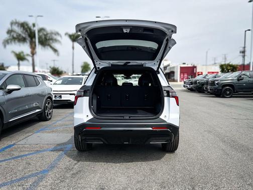 Polar White Tricoat 2026 Chevrolet Equinox FWD RS