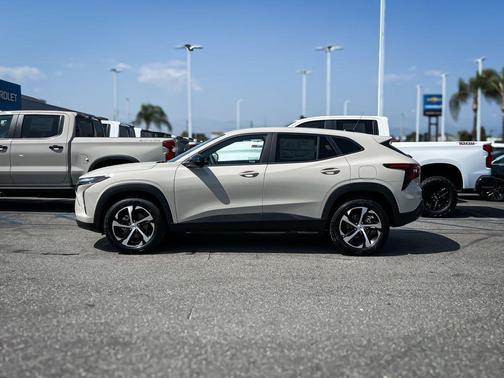 Summit White 2026 Chevrolet Trax FWD 1RS
