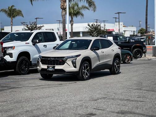 Summit White 2026 Chevrolet Trax FWD 1RS