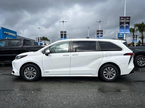 2021 Toyota Sienna LE
