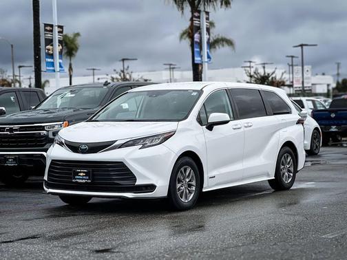 2021 Toyota Sienna LE