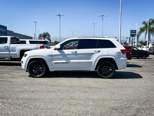 Bright White Clearcoat 2021 Jeep Grand Cherokee Laredo