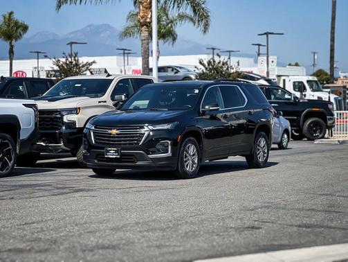 Mosaic Black Metallic 2023 Chevrolet Traverse LT Cloth