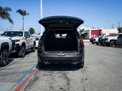 Mosaic Black Metallic 2023 Chevrolet Traverse LT Cloth