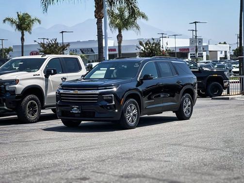 Mosaic Black Metallic 2026 Chevrolet Traverse LT