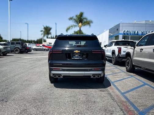 Mosaic Black Metallic 2026 Chevrolet Traverse LT