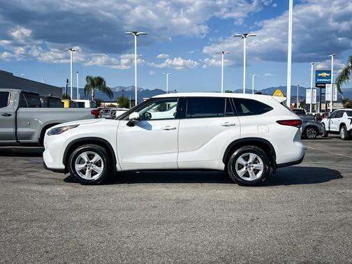 Pearl 2022 Toyota Highlander LE