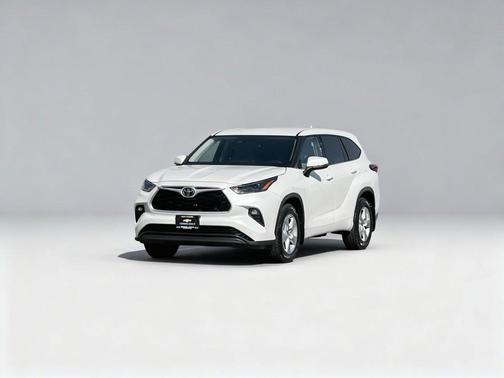Pearl 2022 Toyota Highlander LE