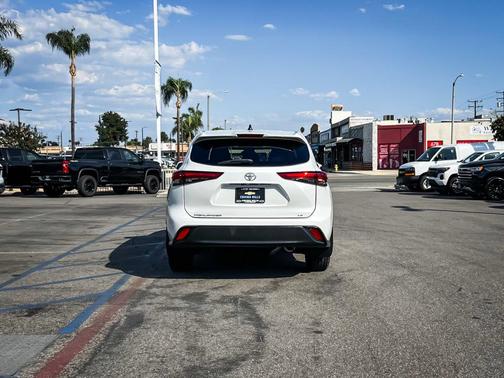 Pearl 2022 Toyota Highlander LE