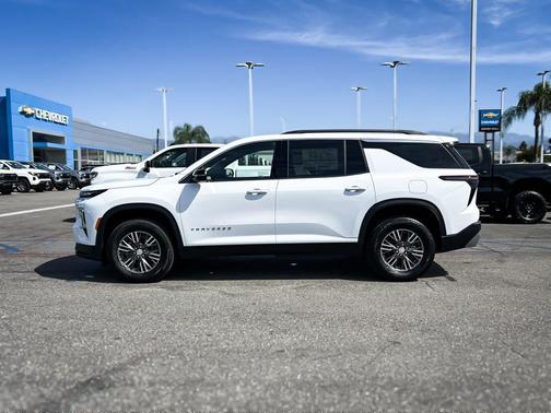 Summit White 2026 Chevrolet Traverse LT